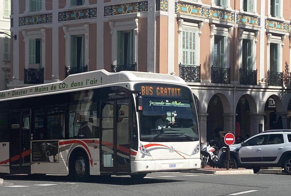 Arrêt des bus gratuits : il prend plus de 10 kilos, car il doit aller en voiture au travail.