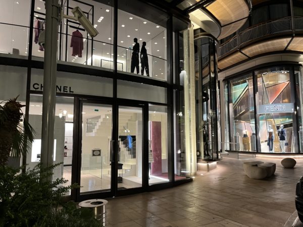 Les sept nouvelles boutiques de la place du casino passées au crible !